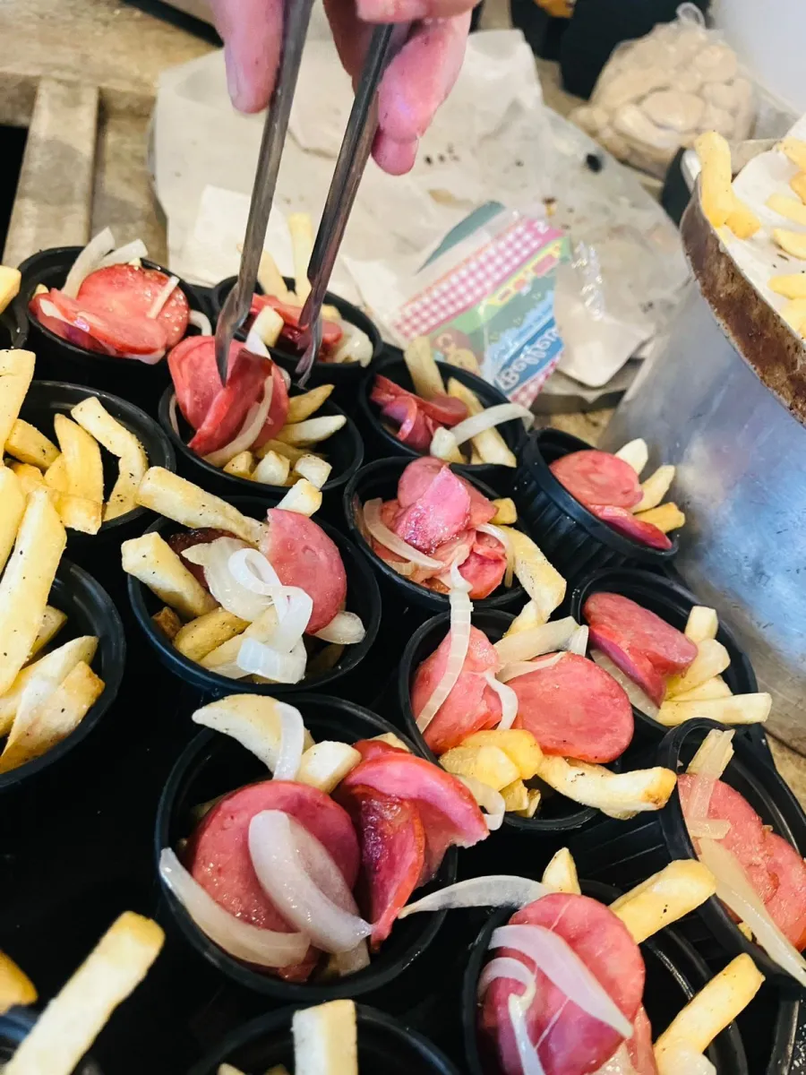 Copinhos de batata frita com salsicha e cebola