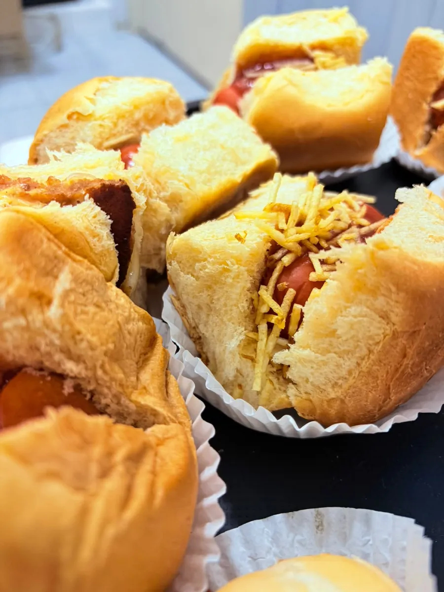 Cachorro-quente no pão com salsicha, molho e batata palha