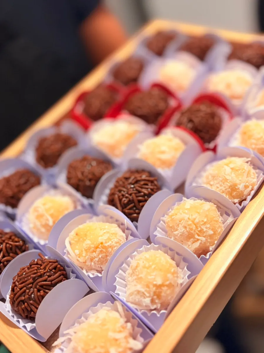 Bandeja de brigadeiros, beijinhos e docinhos de festa