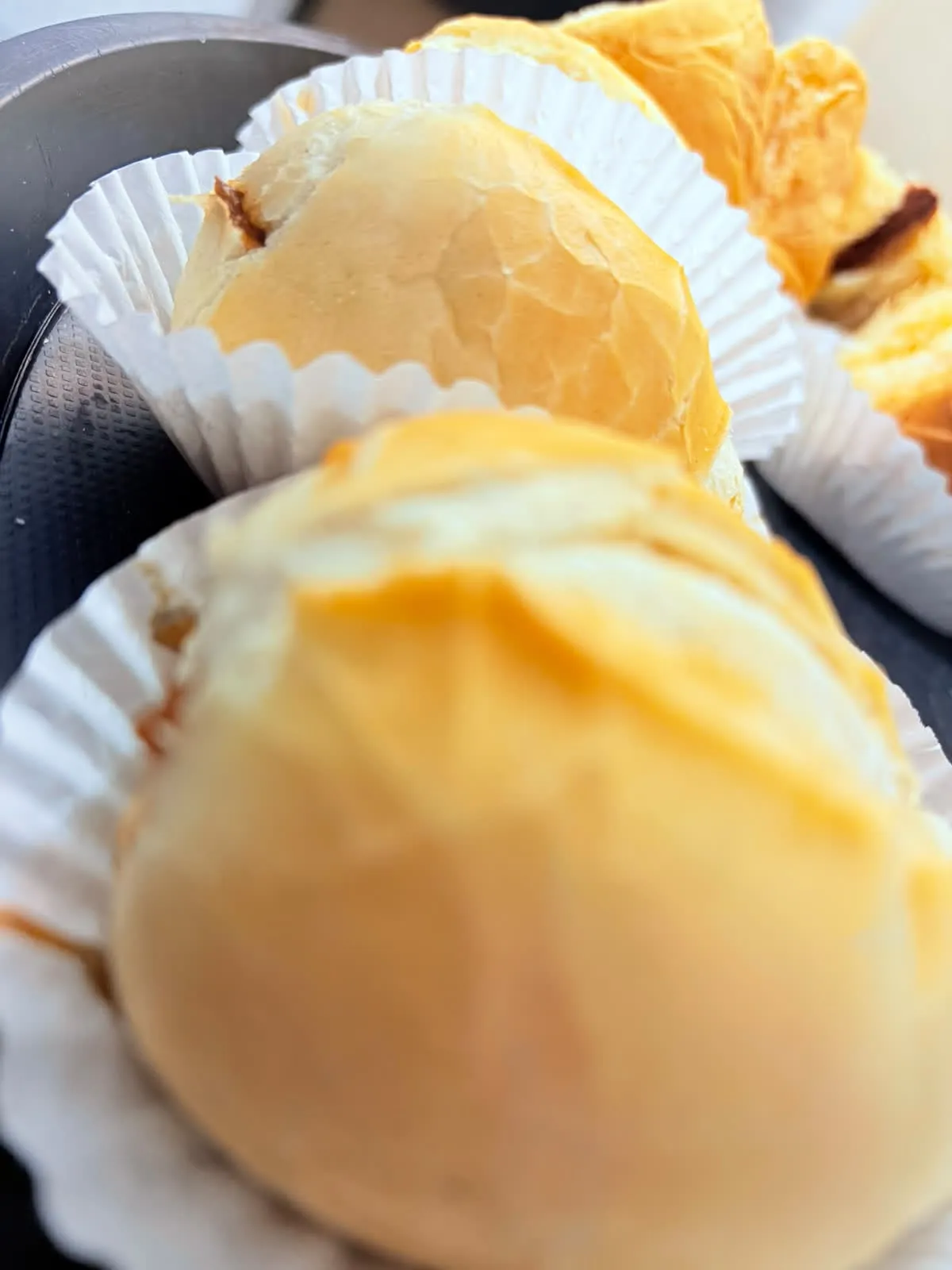 Salgados assados variados — pão de batata, esfiha e folheados