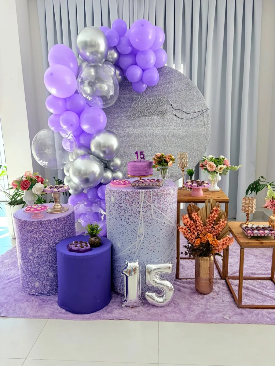 Decoração de festa de 15 anos em tons de roxo e prata