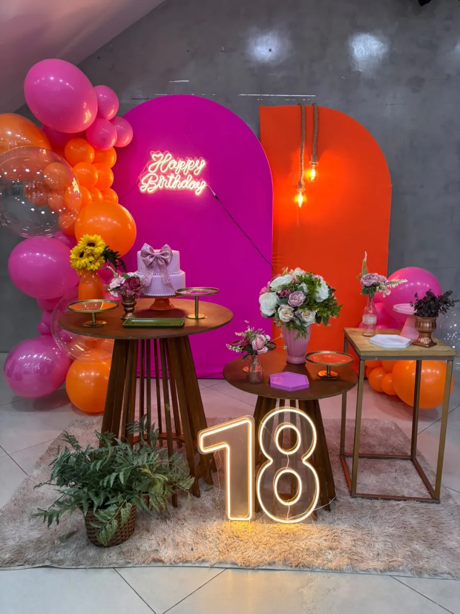 Festa de 18 anos em pink e laranja