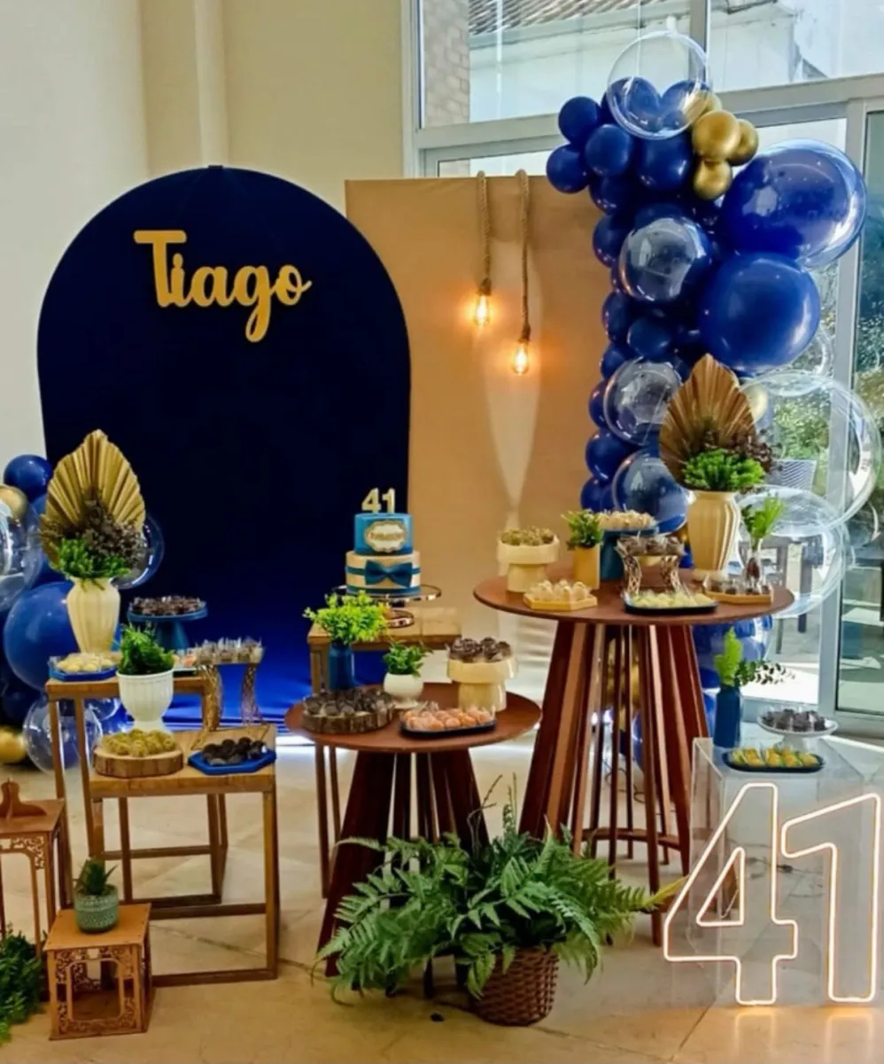 Decoração de festa adulta em azul marinho e dourado