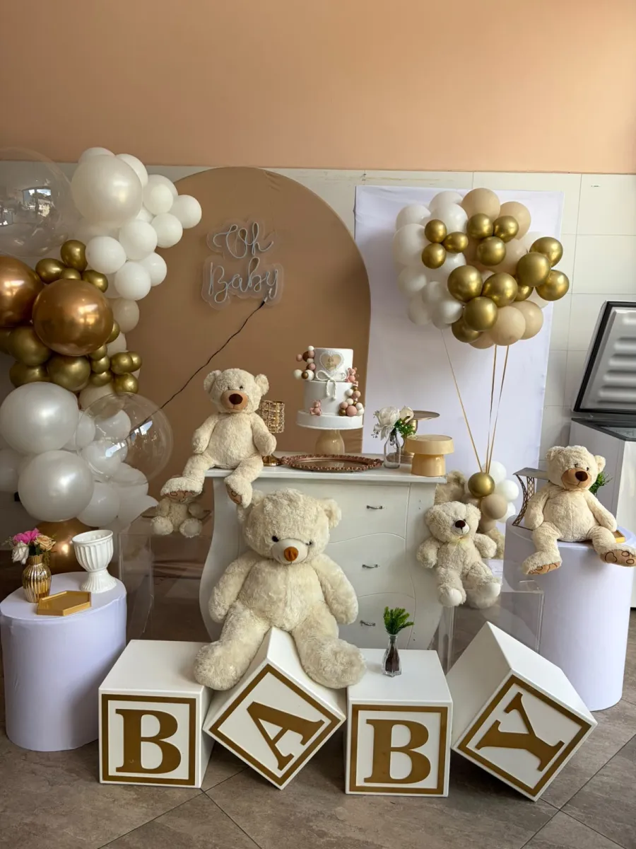 Decoração de chá de bebê em tons nude e dourado com ursinhos